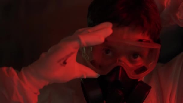 Červený kouř portrét střelec pracovník dát ochranné brýle na tváři — Stock video