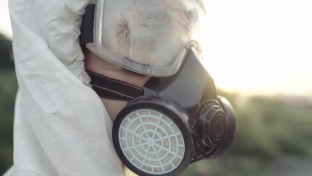 Portret schot werknemer in beschermende masker en ademhalingsapparaat buiten — Stockvideo