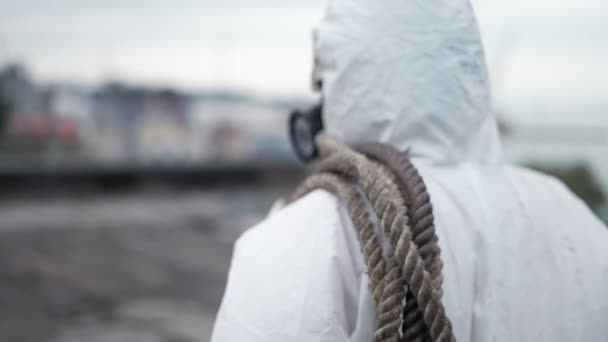 Pracownik w ochronnym spacerze na świeżym powietrzu z linami według opuszczonego miejsca — Wideo stockowe