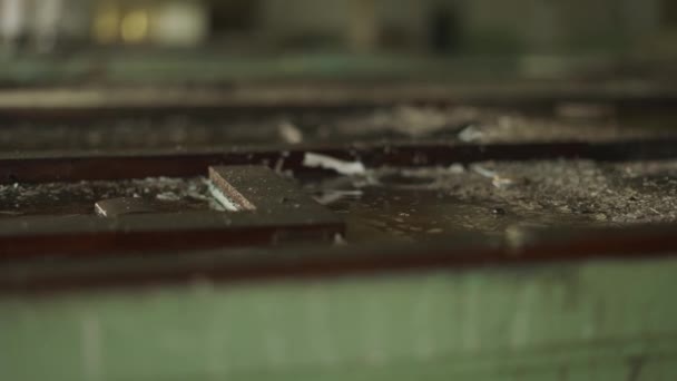 Grande salle industrielle en ruine, gouttes d'eau tombent dans la flaque sur le sol — Video