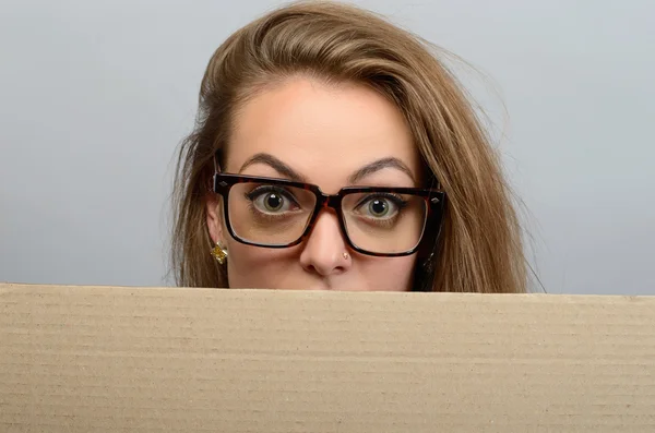 Mädchen blickt über Werbetafel — Stockfoto