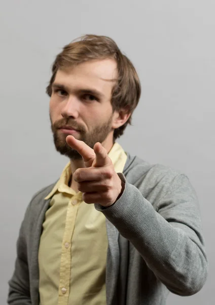 Mann zeigt mit dem Finger auf die Kamera — Stockfoto