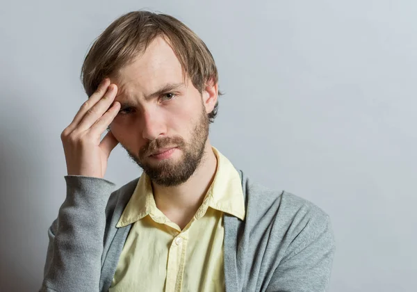 Ein hübscher junger Mann denkt — Stockfoto