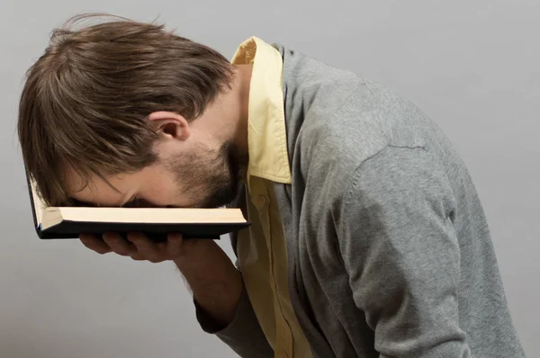 Homem cansado de um livro desinteressante — Fotografia de Stock