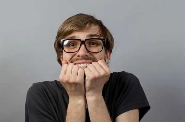 Hombre sorprendido sobre fondo gris —  Fotos de Stock