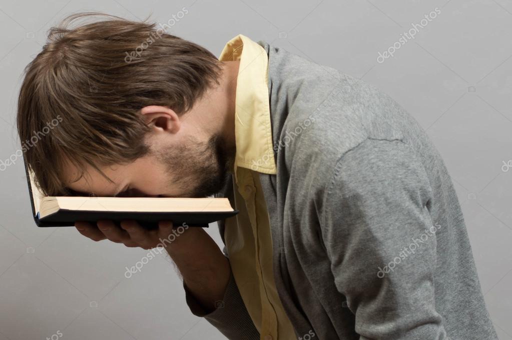 Уставший на книгах. Вечно уставший. Сон студента. Книга человек уставший. Человек уставгий сохэр.