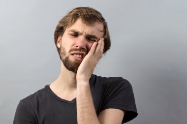 diş ağrısı olan adam