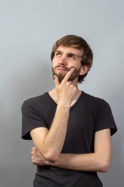 Düşünceli bir genç adamın portresi.