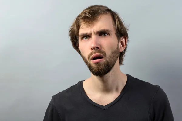 Primer plano retrato sin palabras, insultado sorprendido, sorprendido joven sorprendido, en la incredulidad aislado fondo gris. Emoción humana negativa, expresión facial, malos sentimientos, lenguaje corporal, ataque de pánico — Foto de Stock