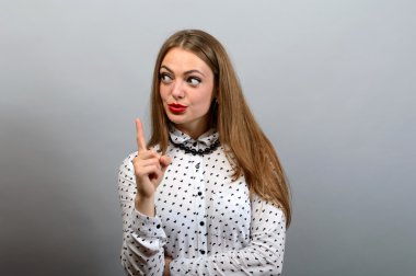 İyi fikir aha sahip headshot çekici kadın işaret gri izole işaret parmağı bulunan çözüm düşündüm 