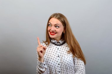 İyi fikir aha sahip headshot çekici kadın işaret gri izole işaret parmağı bulunan çözüm düşündüm 