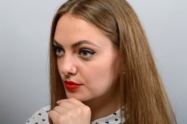 gri bir arka plan üzerinde profilde güzel kız