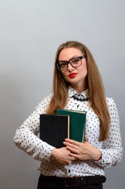 eski bir kitap g üzerinde tutarak gözlüklü genç öğrenci portresi