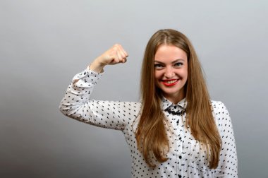 Genç kadın için güçlü eller işaret eder. Gri bir arka plan üzerinde.