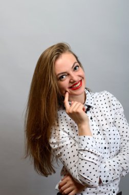 Kamera düşünme mutlu güzel kadın portre seyir gri duvar arka plan izole