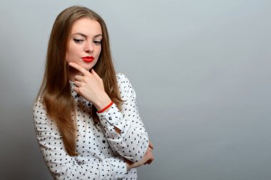 sevimli genç kız hakkında bir fikir gri arka plan üzerinde düşünme