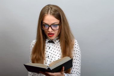 Kitap okuma gözlükleri çekici genç kadın portresi