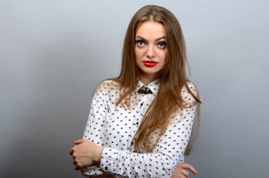 Güzel genç ciddi kadın kamera üzerinden arıyor