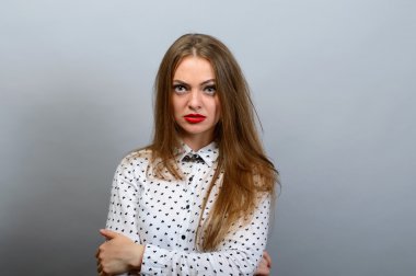 Güzel genç ciddi kadın kamera üzerinden arıyor