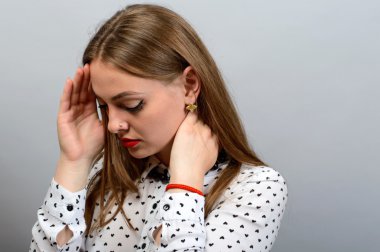 İzole baş, baş ağrısı, düşünme yakınındaki bir ele sahip genç bir kadın portresi