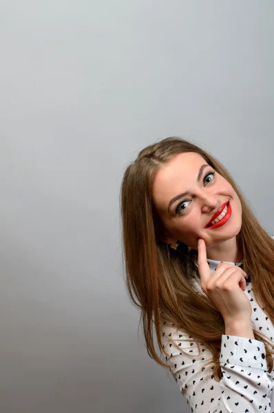 Retrato mulher bonita feliz pensando olhando na câmera isolado fundo de parede cinza com espaço de cópia . — Fotografia de Stock