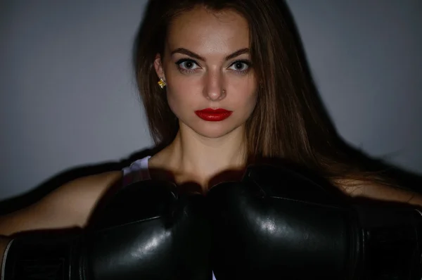 Jeune belle femme boxer sexy sur fond gris — Photo