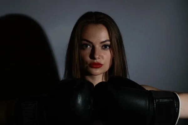 Jeune belle femme boxer sexy sur fond gris — Photo