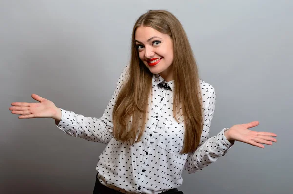 Hermosa atractiva mujer joven casual con las manos levantadas, Studio filmado sobre fondo gris . —  Fotos de Stock