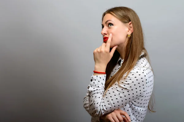 Menina bonita no perfil em um fundo cinza — Fotografia de Stock