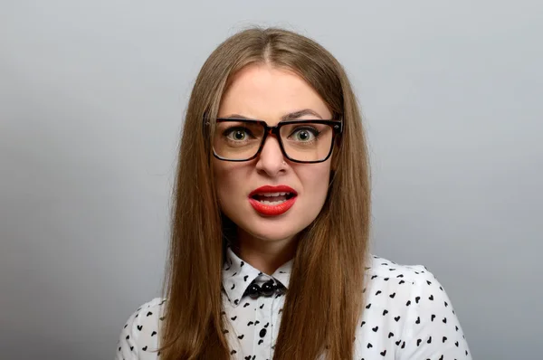 Portrait de femme drôle dans des lunettes — Photo