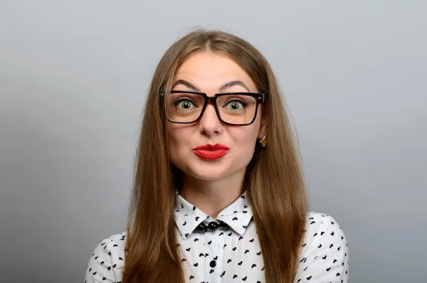 Портрет смешной женщины в очках — стоковое фото