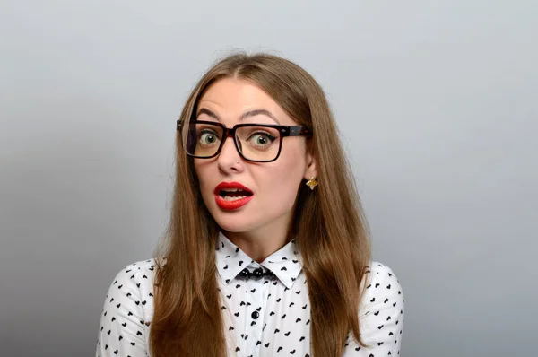 Portrait de femme drôle dans des lunettes — Photo