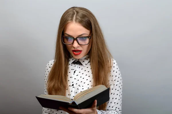 Retrato de atraente jovem mulher em óculos livro de leitura — Fotografia de Stock