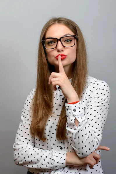 Portret atrakcyjna młoda kobieta w shhh okulary prosto głowę — Zdjęcie stockowe