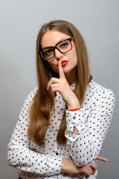 Retrato de mujer joven atractiva en gafas shhh cabeza inclinada — Foto de Stock