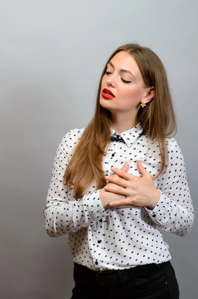 gri arka plan genç kız gönül yarası