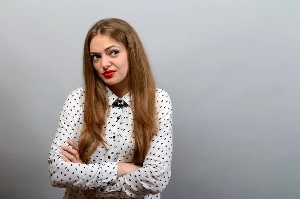 Kız kınayan bakışta, eller gri arka plan üzerinde çarpı işareti