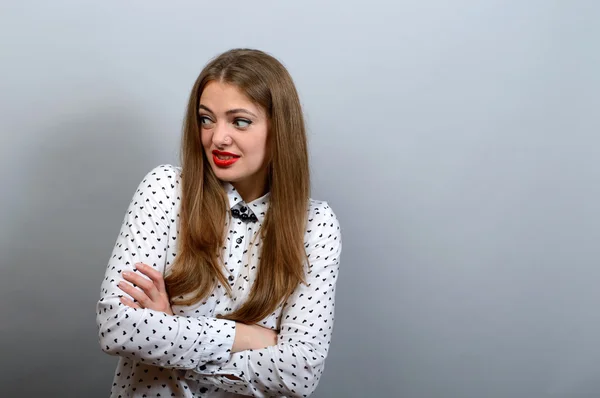 Kız kınayan bakışta, eller gri arka plan üzerinde çarpı işareti