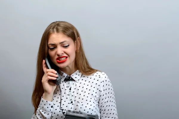 Красивая молодая деловая женщина разговаривает по телефону, изолирована от серых — стоковое фото