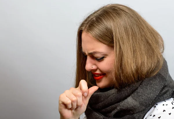 Ragazza in sciarpa tosse sfondo grigio — Foto Stock