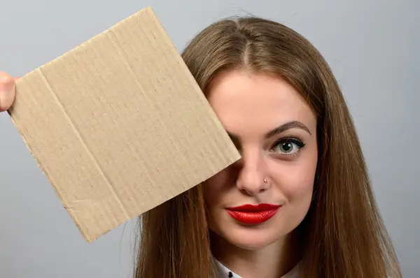 Bela elegante jovem sorrindo mulher segurando pouco em branco — Fotografia de Stock