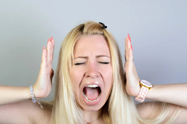 Woman scraming over grey background — Stock Photo, Image