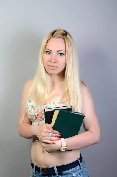 Sorprendida estudiante rubia con libros — Foto de Stock