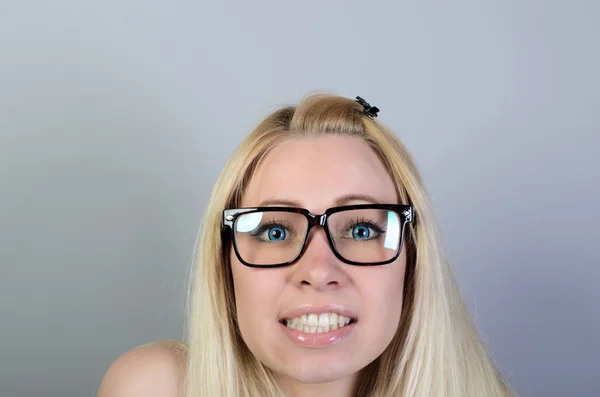 Schöne Frau mit Brille — Stockfoto