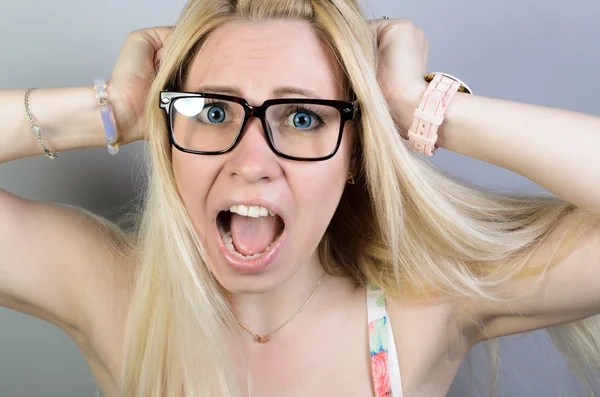 Şaşırtıcı bir kadın. Yakın plan portresi olan kadın tamamen inanamamasına şaşırmış görünüyor. Ağzı açık, izole gri duvar arkaplanı. Olumlu insani duygu yüz ifadesi vücut dili. Komik kız.