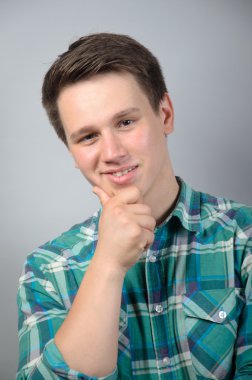 Genç öğrenci adam gri arka plan üzerinde portresi