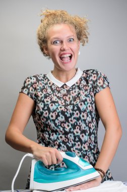 kıvırcık kadın elini Ütü