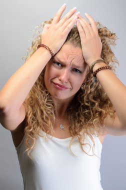 Migren için başını tutan genç sarışın kadın