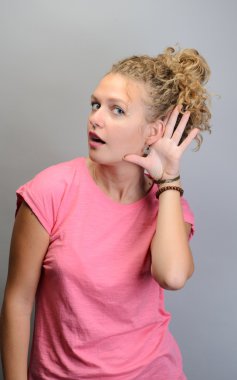 kadın baş parmaklar ile vurguladı