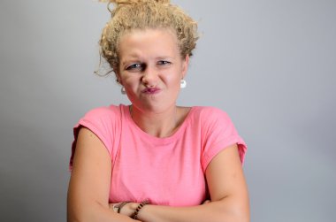 kadın baş parmaklar ile vurguladı